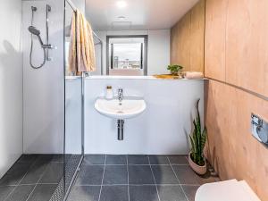 Yugo Adelaide City: Bathroom