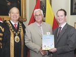 Citizen of the Year Jim Bailey (centre) with Adelaide Lord Mayor Michael Harbison and former Young Australian of the Year for SA Dr Matthew Hutchinson
Photo courtesy of Adelaide City Council