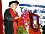 Dr Tan addressing new graduates at the Universitys Singapore graduation ceremony at the Ngee Ann-Adelaide Education Centre in 2004