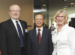 Lim Siong Guan (centre) flanked by the Vice-Chancellor and President, Professor James McWha, andLindsay McWha.
Photo by Joyous Asia