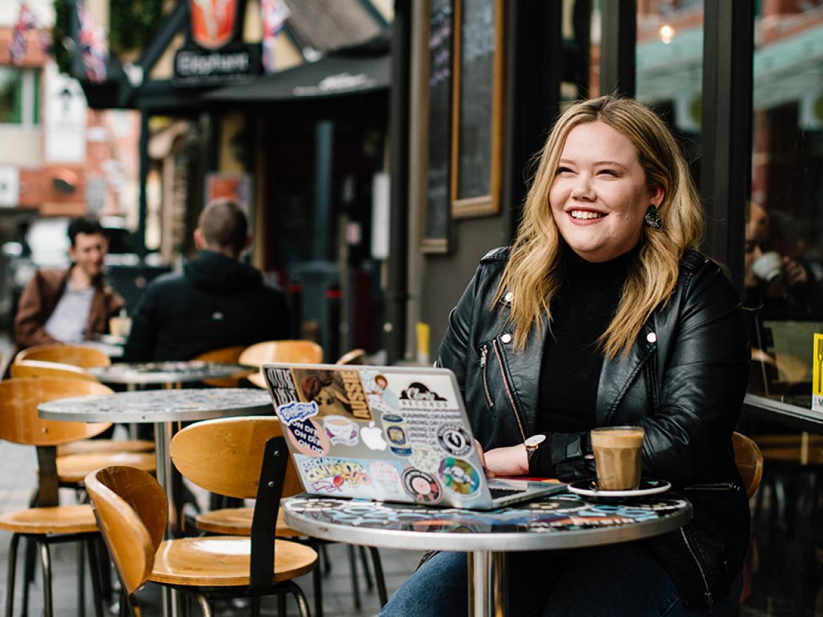 Photo of Imogen Hindson, current editor of On Dit, in a cafe in Adelaide