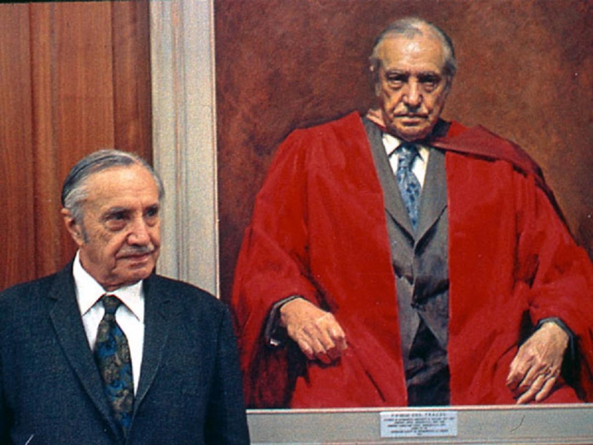 Dr P R Begg  AO alongside a portrait of himself. Courtesy ABSO