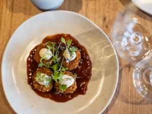 Taikunthi Arancini balls with glassware