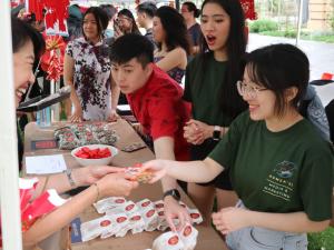 Professor Jacqueline Lo (PVCI) handing money packets (with chocolate coins) to Adelaide University Malaysian Students Association