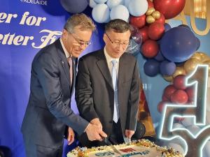 Professor Peter Høj AC and Professor ZHANG Junfeng at a special joint celebration for Ocean University of China’s 100th anniversary and the University of Adelaide’s 150th anniversary