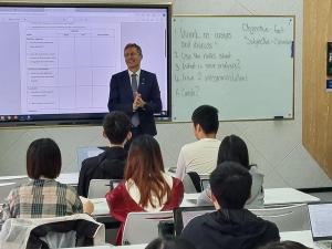 Professor Peter Høj AC addressing students at Haide College