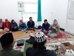 Ms. Elis Diah Sri Rahayu (right), the IndoDairy Village Level Researcher (VLR) for KPGS Cikajang, facilitating a Farmer Discussion Group. Photo: Elis Diah Sri Rahayu