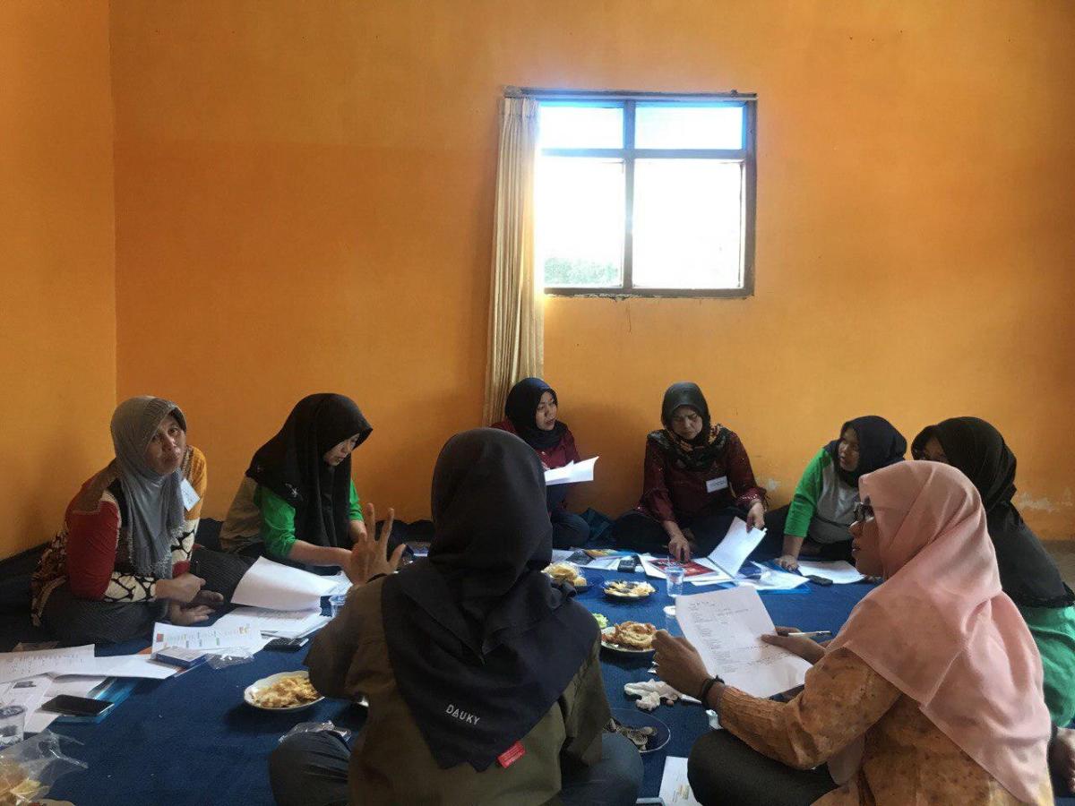 Members of the Women's Discussion Group discussing farm business management.