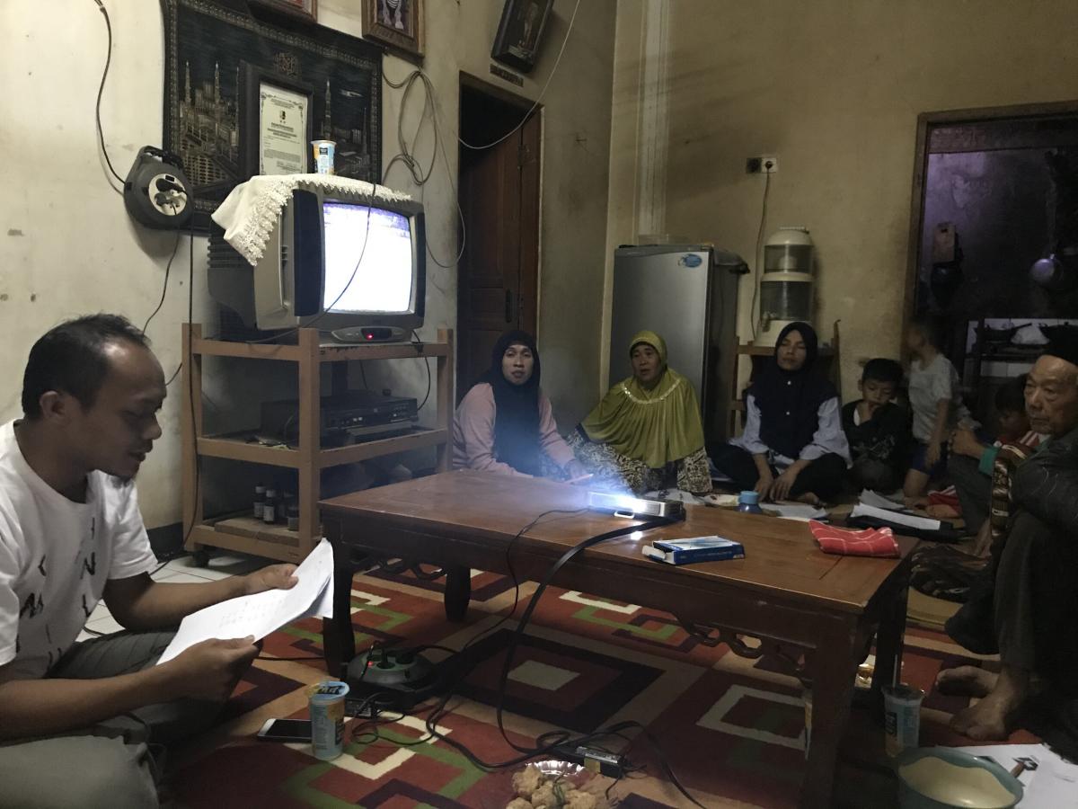 Pak Nandar (left) was delivering advice to farmers about recommended feeding practices.