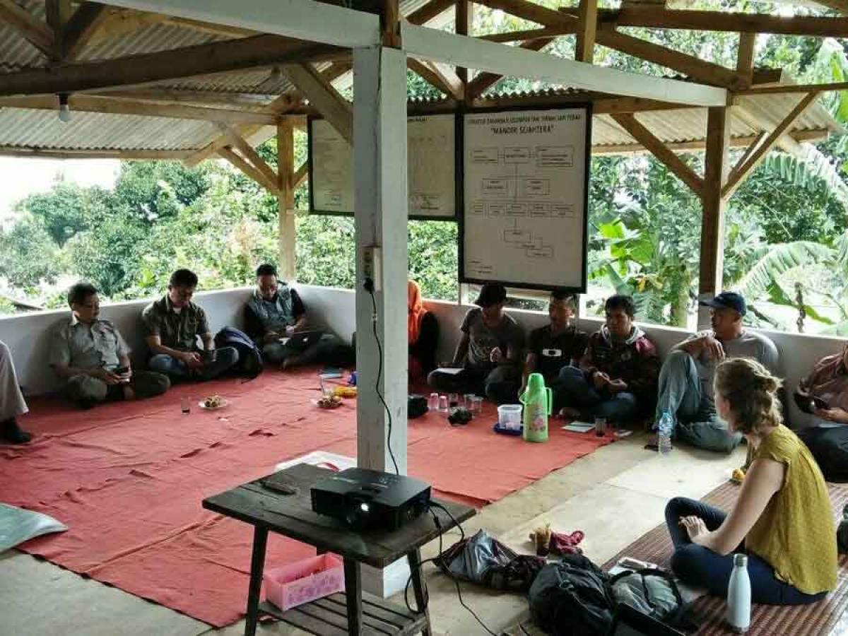 The last Focus Farm meeting at Pak Ma'mur's farm with the advisory group of farmers and advisors.