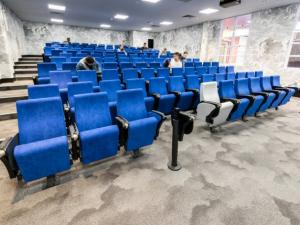 Photo of seminar room with bright blue seats in Barr Smith South 