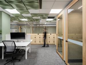 HDR Hub showing lockers, booths and a computer desk