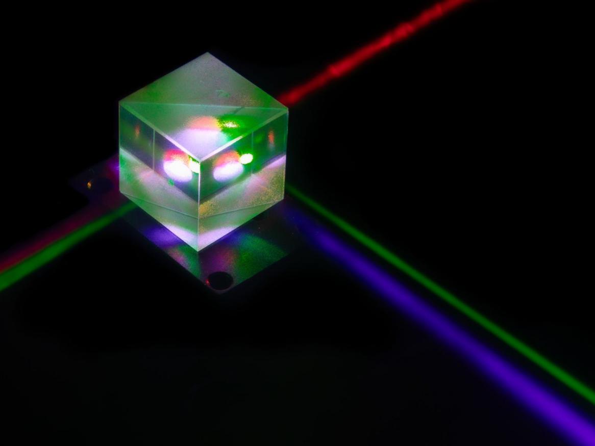 By looking at the colour of light in these crystals and the amount of gas absorption, researchers identify which and in what concentration gas molecules are present.