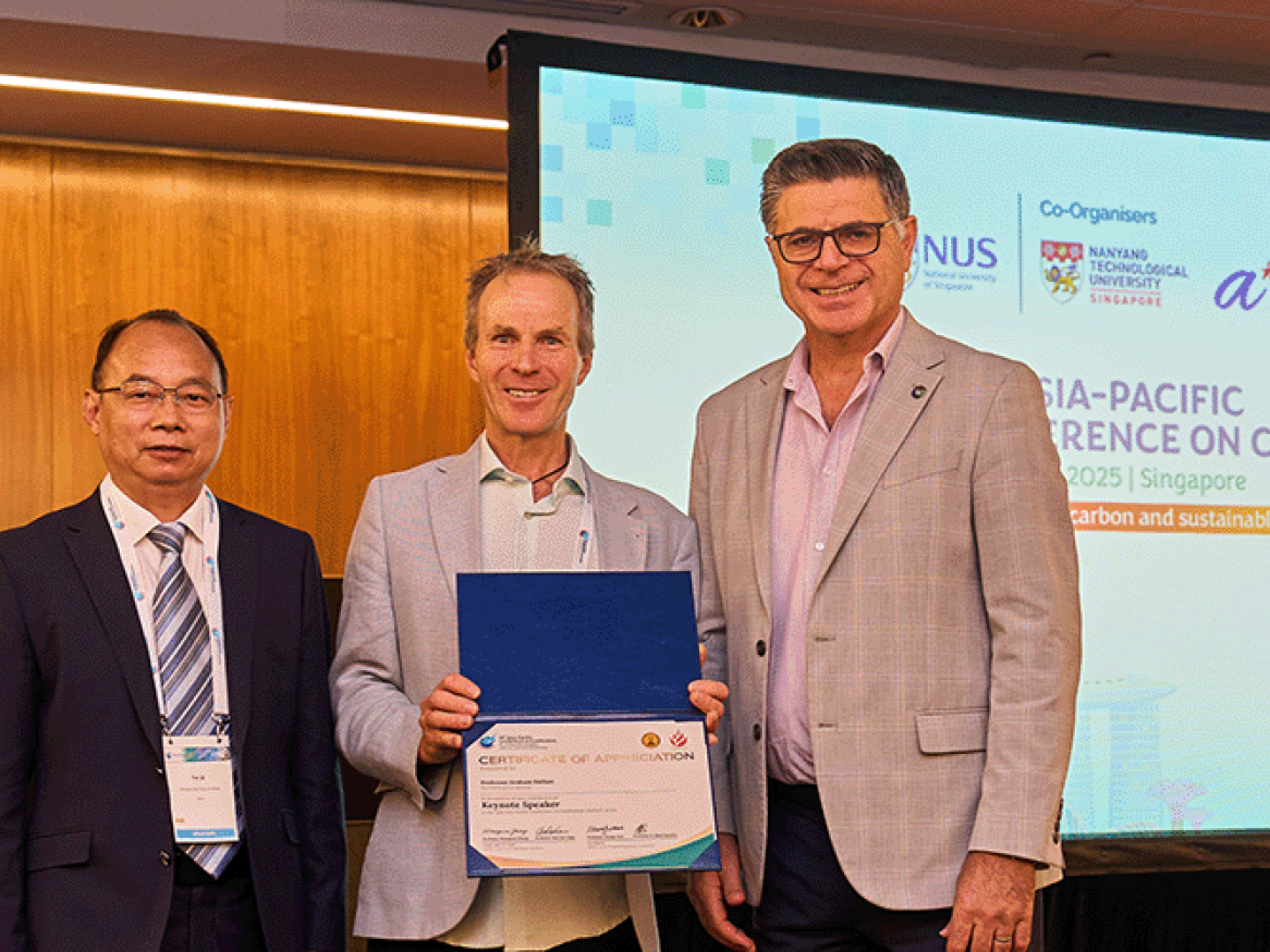 Professor Gus Nathan with chairs (R) Bassam Dally; (L) Fei Qi