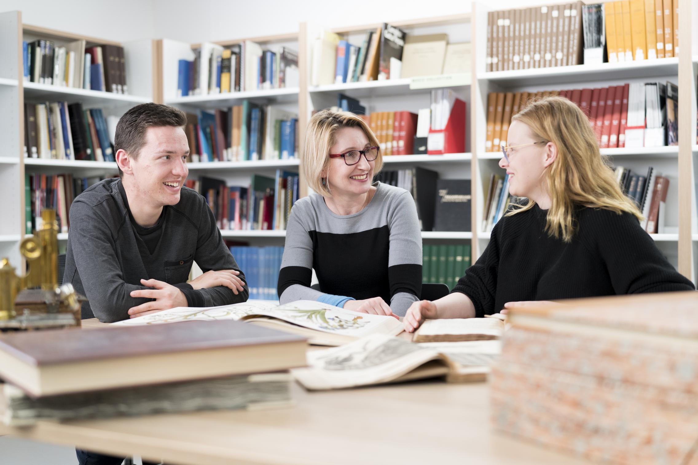 ECMS liaison librarian, Ainsley Painter, with students
