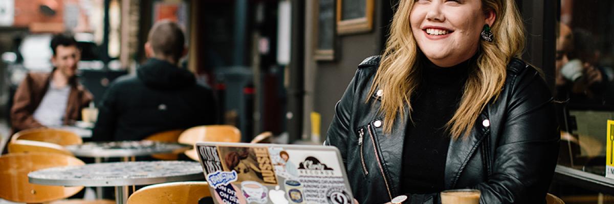 Photo of Imogen Hindson, current editor of On Dit, in a cafe in Adelaide