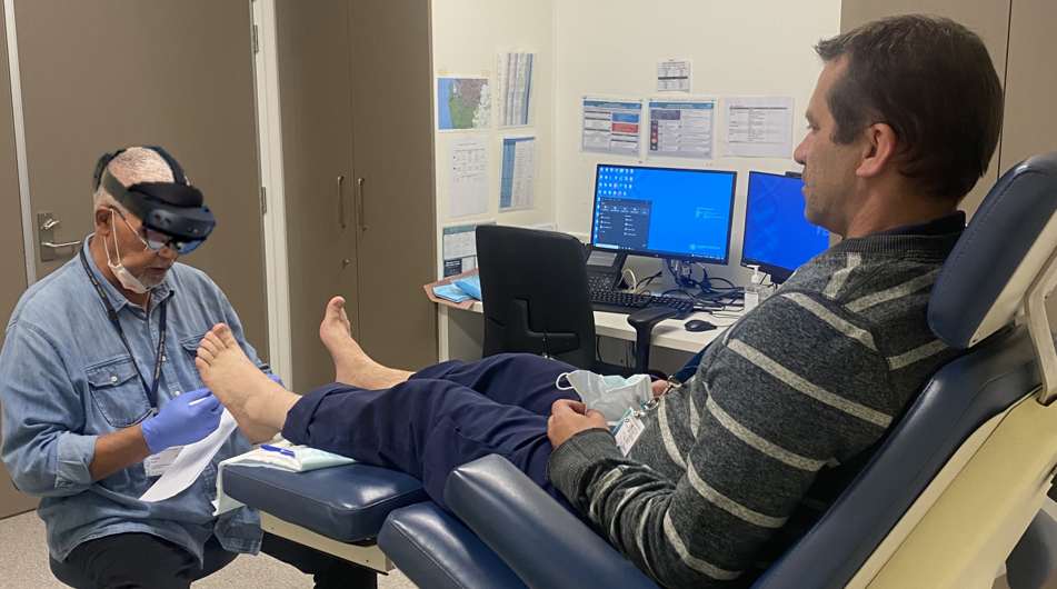 Smart glasses to improve diagnosis and treatment of foot wounds