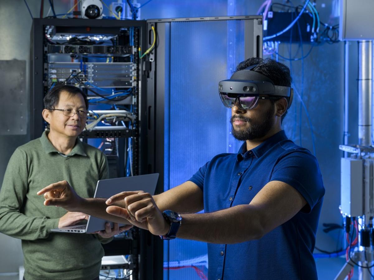 Two people experimenting in the Nokia National 5G Industrial Incubation Lab 