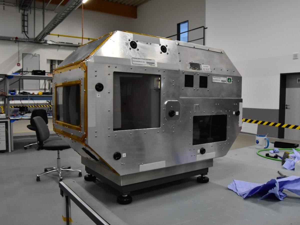Microgravity Globe Box