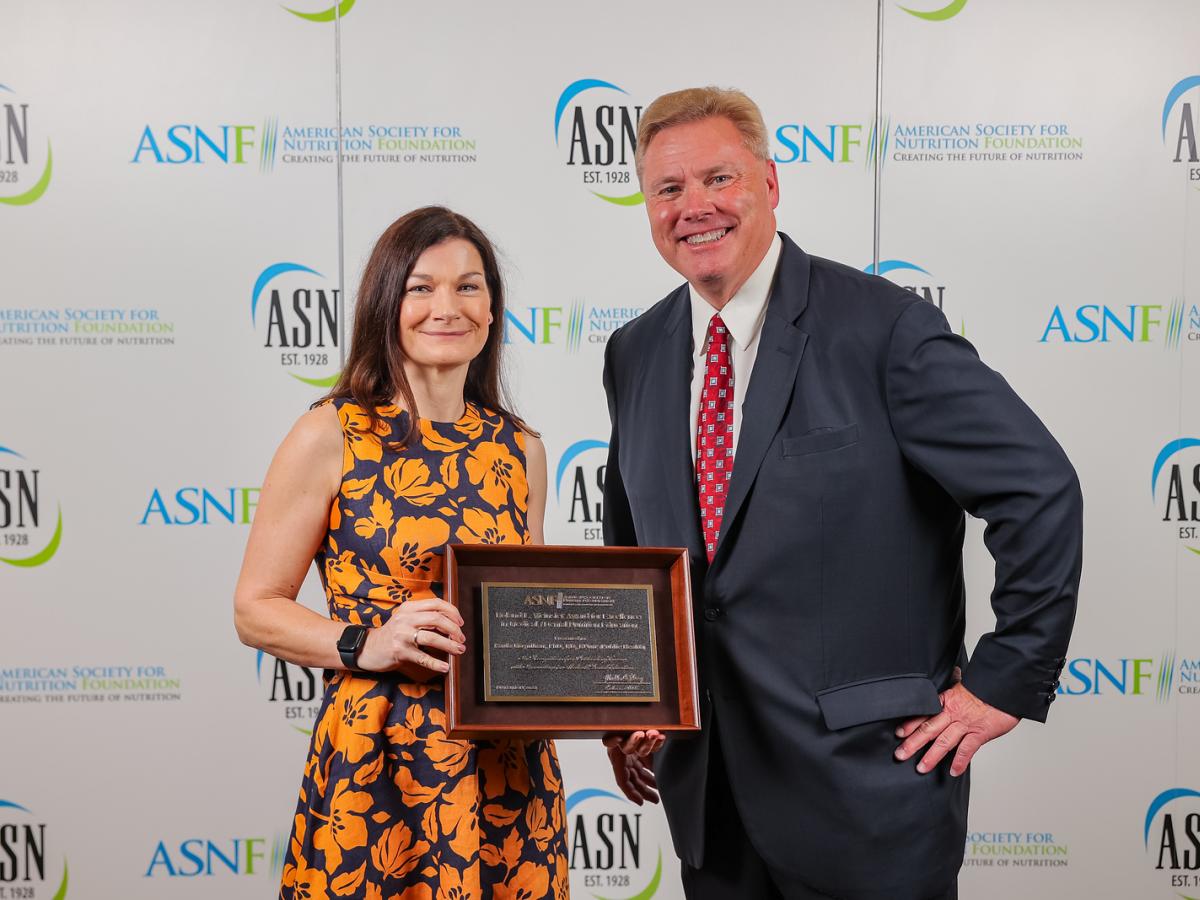 Professor Paula Moynihan receiving her award from Dr John Courtney, CEO of the American Society for Nutrition.
