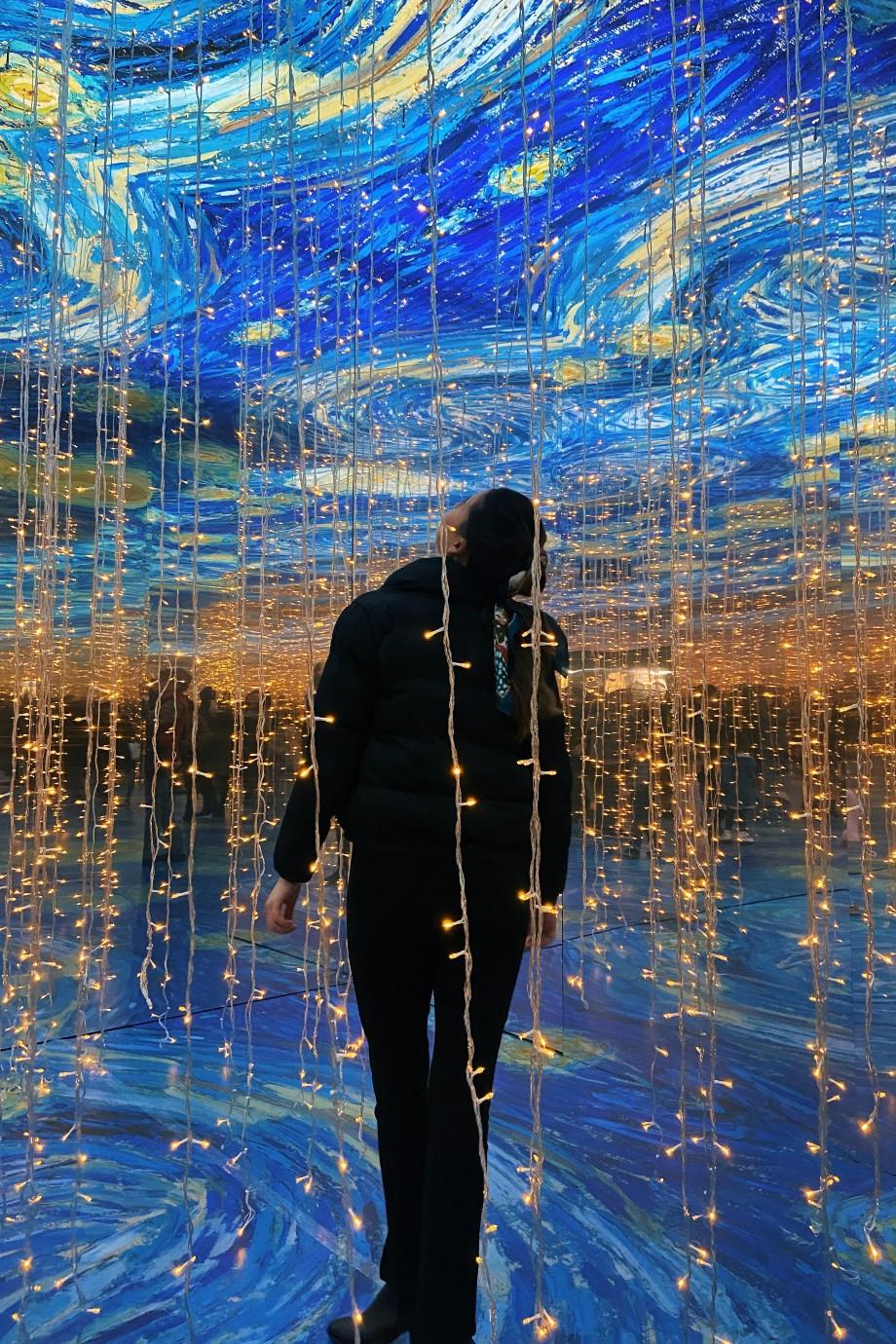 girl in the middle of van gogh exhibition