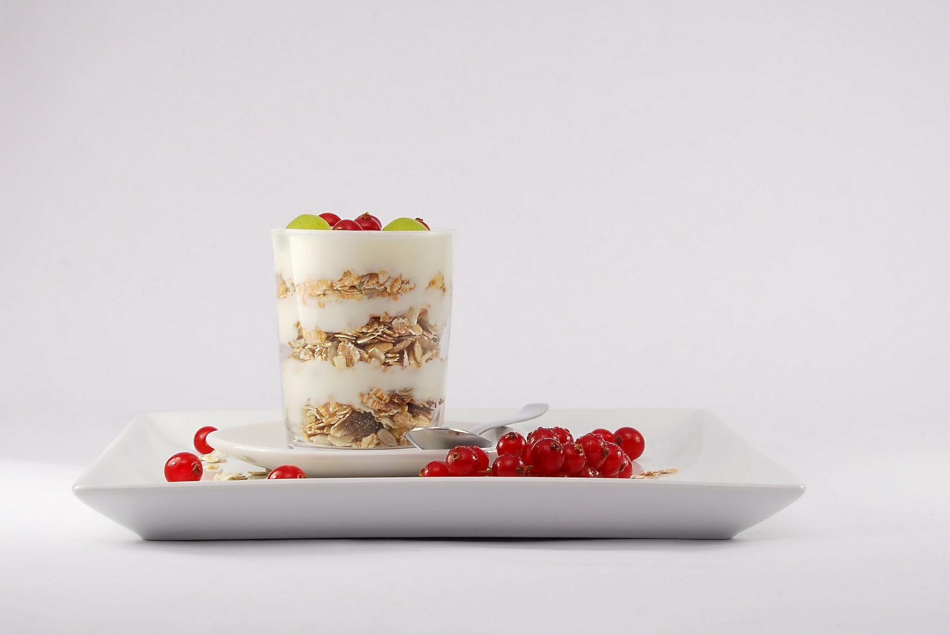 Yoghurt pot with fruit