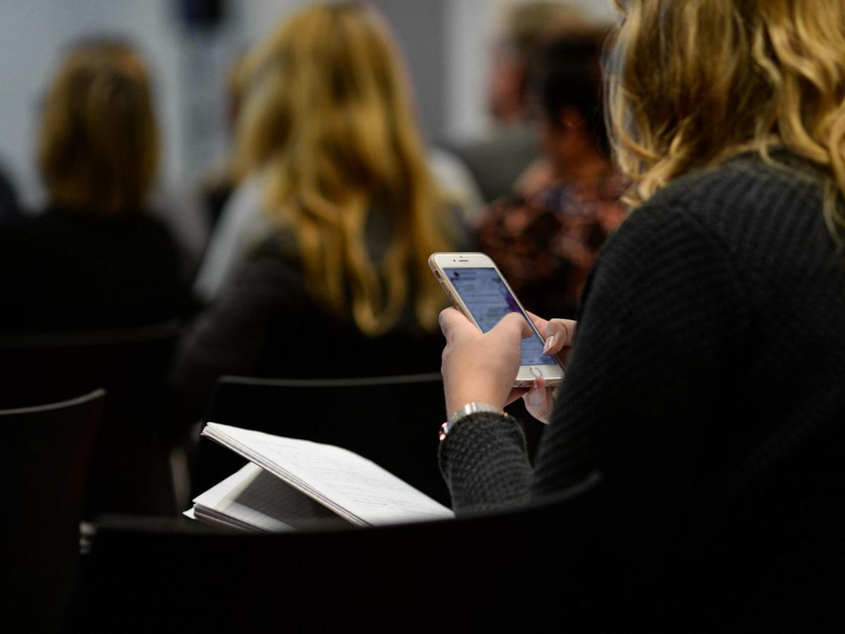 blogpic - girl with smartphone in lecture theatre