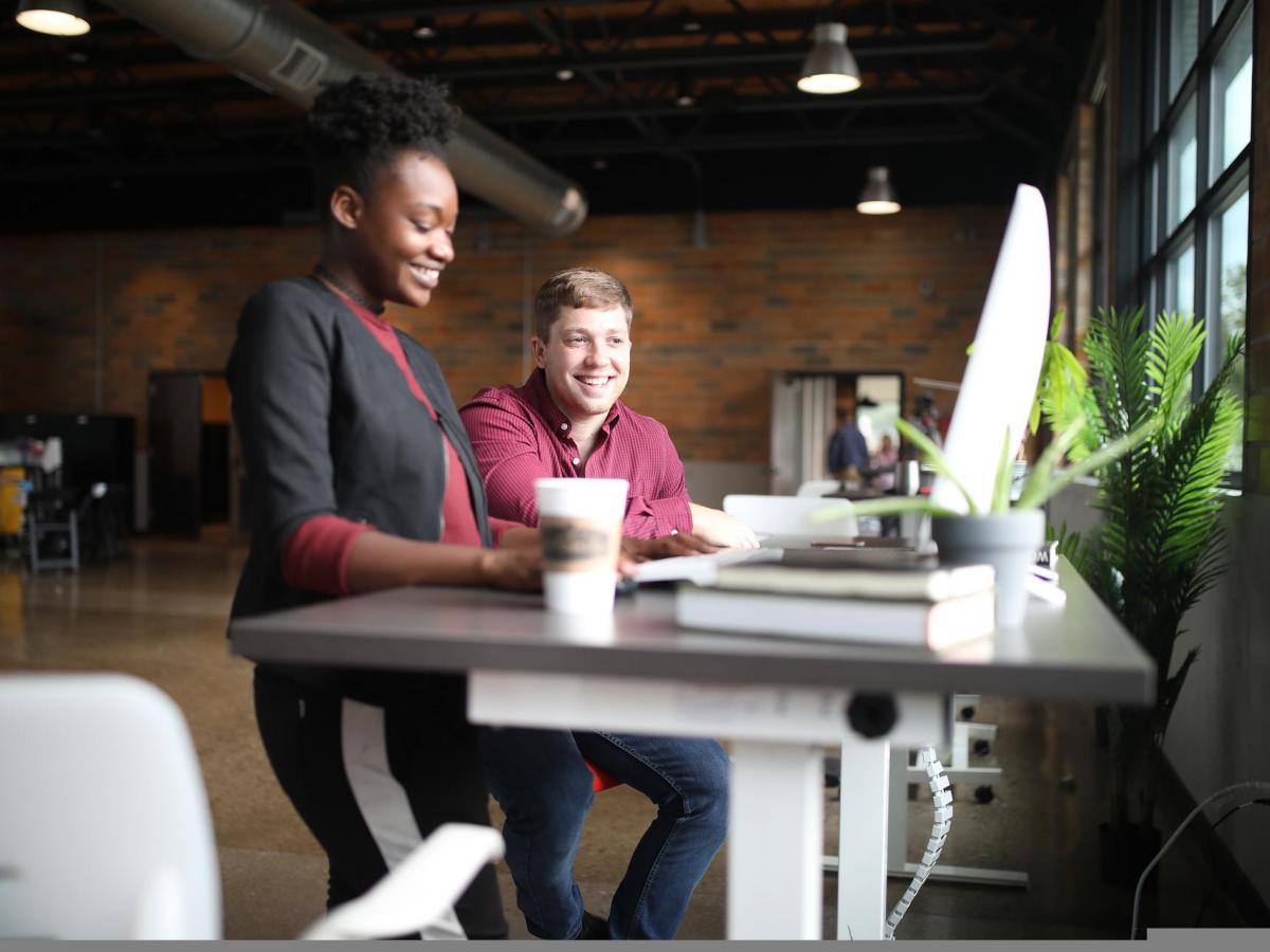 blogpic-officeworkers at desk