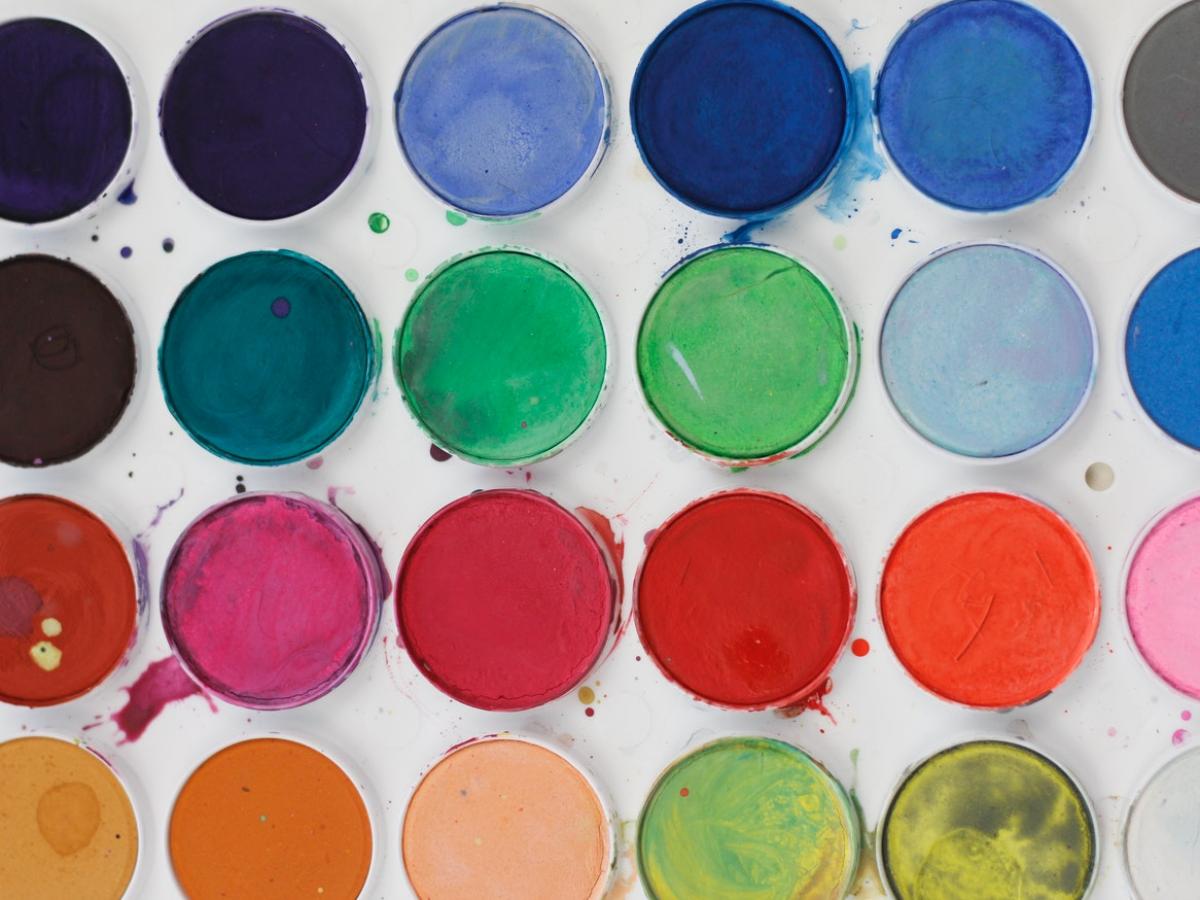 Rows of a variety of watercolour paint dishes
