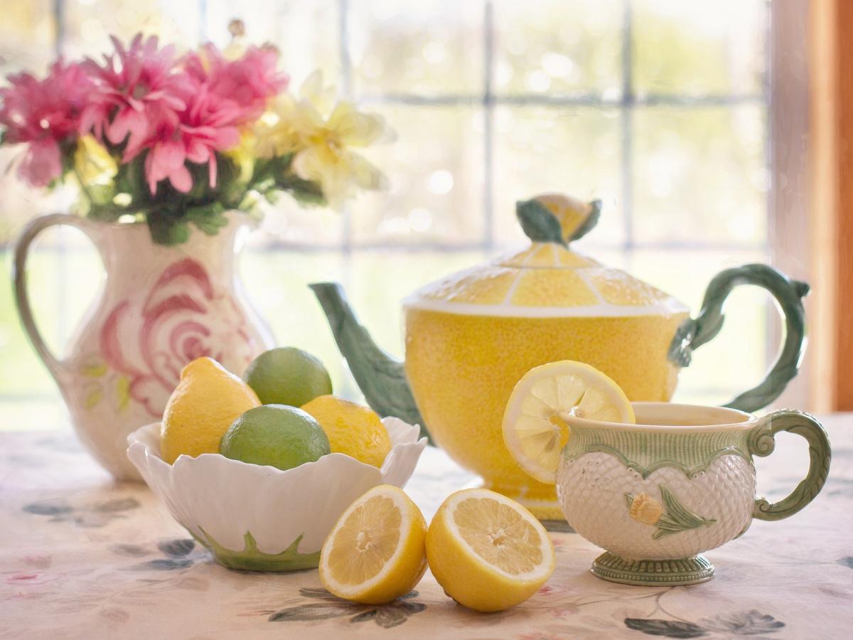 teapot with flower lemons and limes