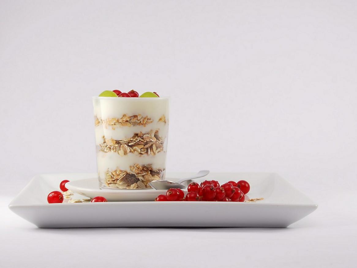 Yoghurt pot with fruit