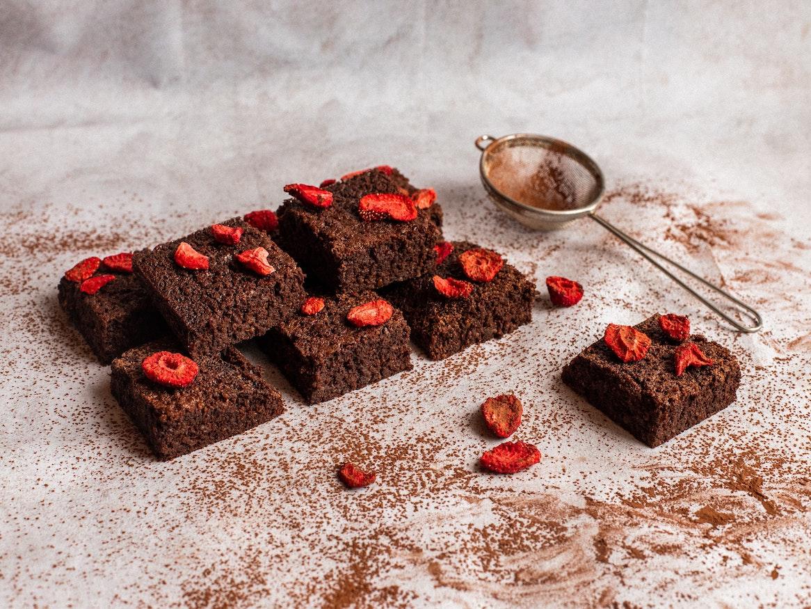 Chocolate cake with strawberries and cocoa powder on top