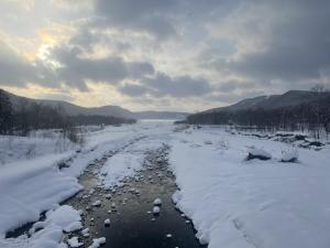 Landscape photo of snowy mountains in Hokkaido, taken by Piero (2023).