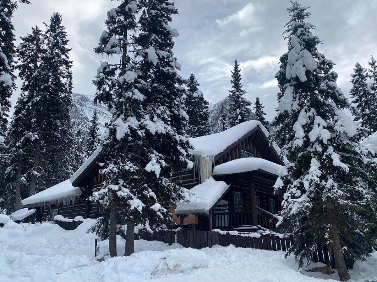 Landscape photo of a snowy cabin taken by Kanika Singla (2024)