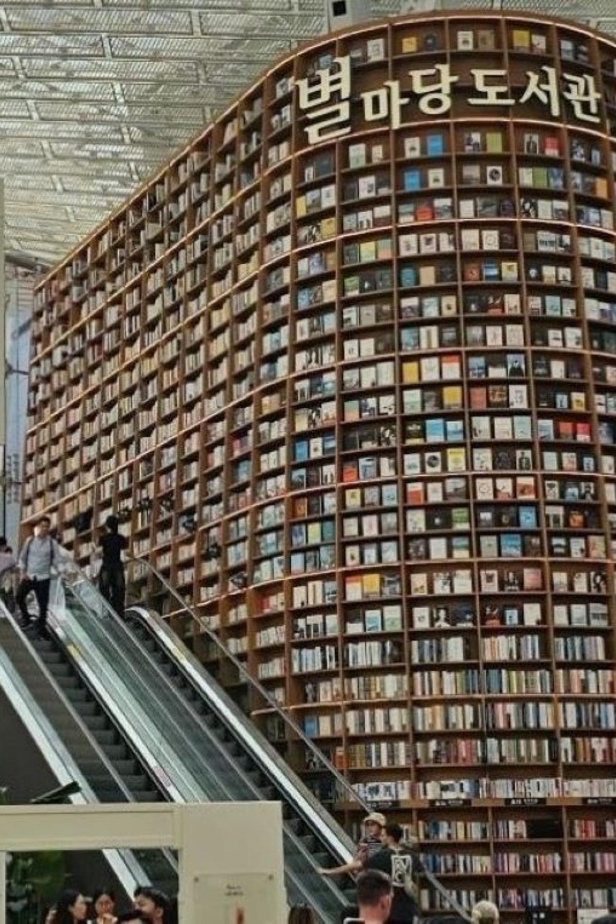 COEX Library in Seoul, taken by Shane Lee (2024)