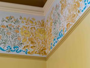 Detail of the replicated Heaton frieze in the Drawing Room. Photo by Paul Stokes