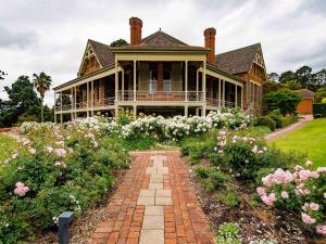 Urrbrae House viewed from the Twentieth Century Rose Garden. Photograph by Paul Stokes.